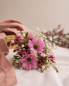 Bouquet di fiori freschi per decorazione torta